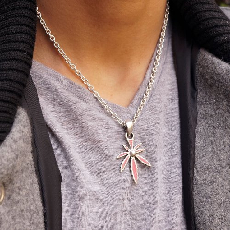 シルバー925 鮮やかなピンクがコーディネートを際立たせるマリファナリーフペンダ… | laplateriashu  | 詳細画像3 