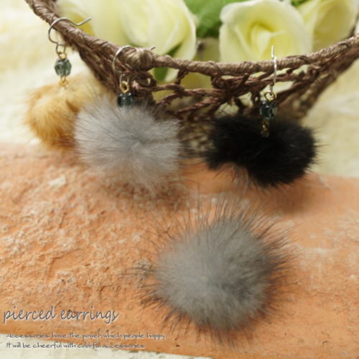 ふわふわファーとカットビーズの付いたフックピアス【サジカルステンレスピアス レデ… | YUKATANゆかたん | 詳細画像1 