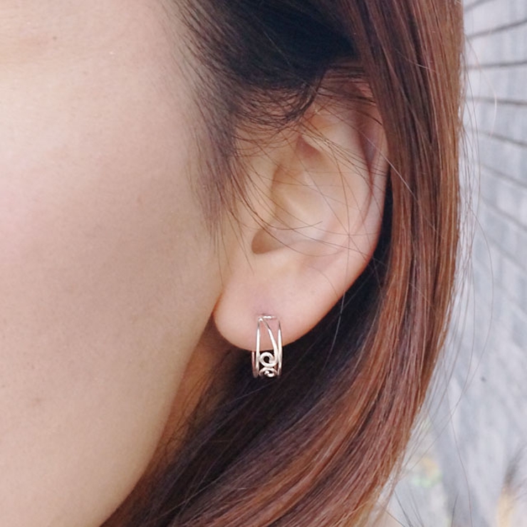 シルバーピアス】くるんとツタが巻いたような可愛らしいG型ピアス