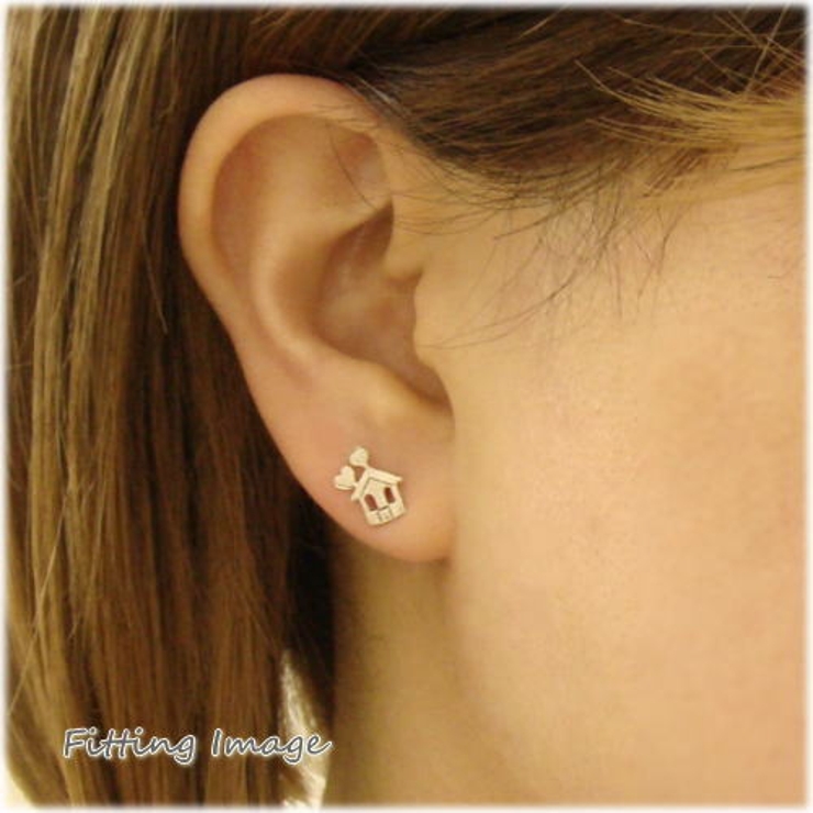 家庭円満の象徴!?煙がハート型のラブリーな家のスタッドピアス