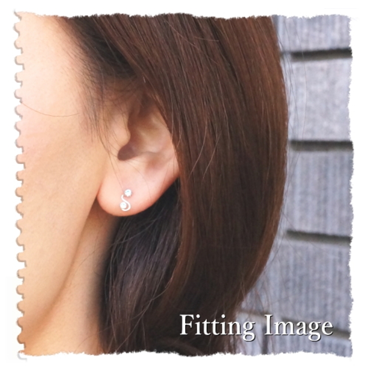 繊細なカーブのデザインが可愛いスタッドピアス アクセサリー 品番 Yuka Yukatanゆかたん ユカタン のレディースファッション通販 Shoplist ショップリスト