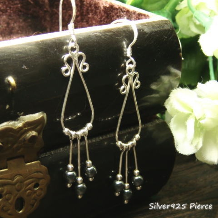 ドロップ型のシルバー線とグレーカラービーズがユラユラ揺れるエスニック風のサガリタ… | YUKATANゆかたん | 詳細画像1 