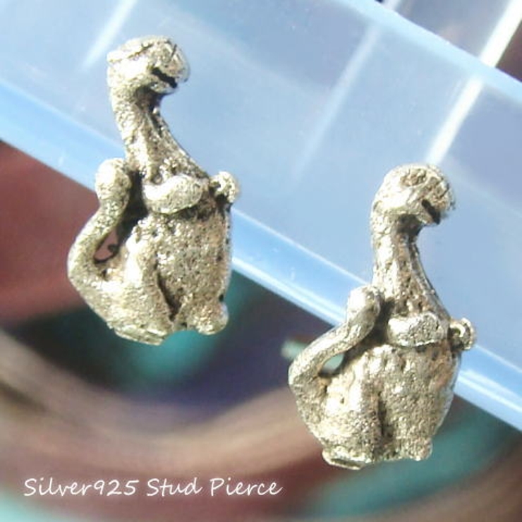 歩くネッシー!?二足歩行でトコトコ…伝説の恐竜スタッドピアス アクセサリー | YUKATANゆかたん | 詳細画像1 