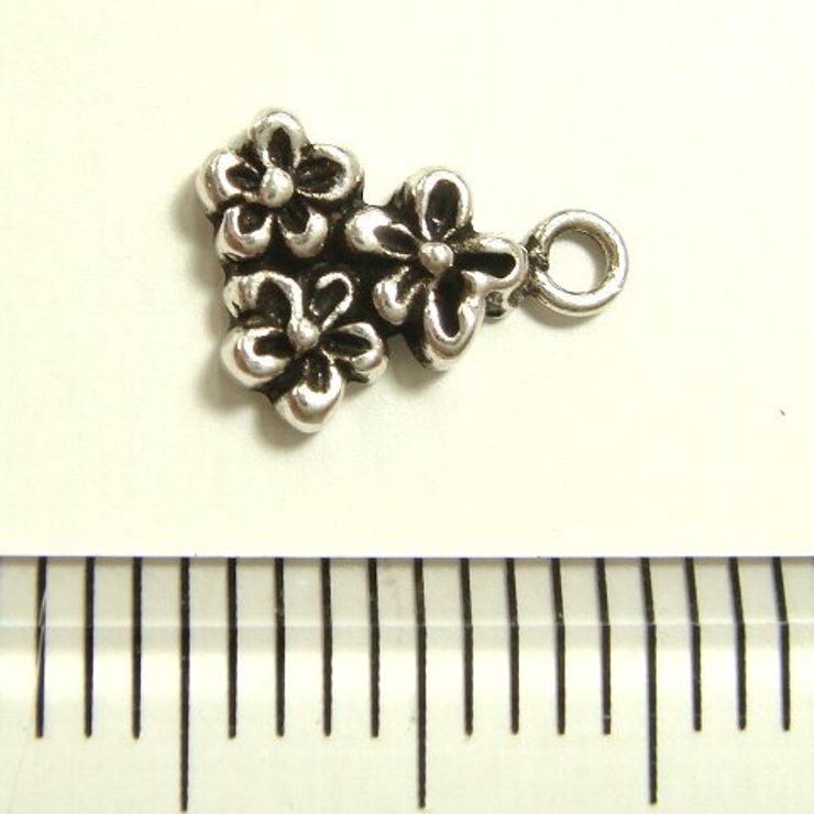フラワーシルバーパーツ2個で1セット横幅6.67mm×高さ9.65mmでお花が三つ三角形にならんでるよシルバー925製の小さいパーツ2個セットビーズアクセサリー