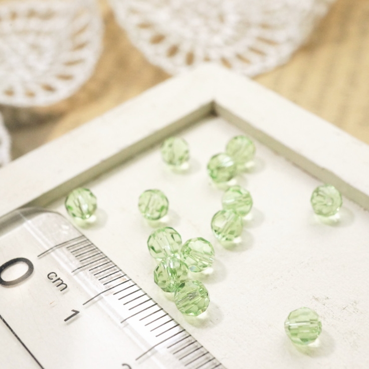 多面カットビーズ直径4mm ペールグリーン 1gのグラム販売(約10個入り) | YUKATANゆかたん | 詳細画像1 