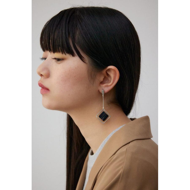 BLK | アクリル×メタルアシンメトリーピアス | AZUL BY MOUSSY