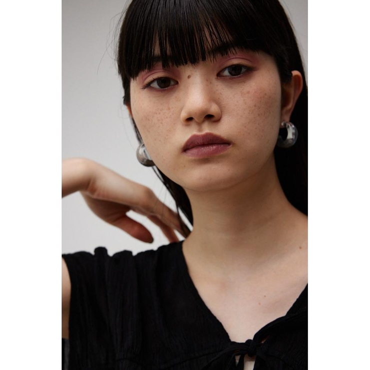 BICOLOR CLEAR HOOP EARRINGS | AZUL BY MOUSSY | 詳細画像9 