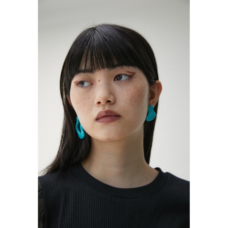 TQ | ASYMMETRY ACRYL EARRINGS | AZUL BY MOUSSY