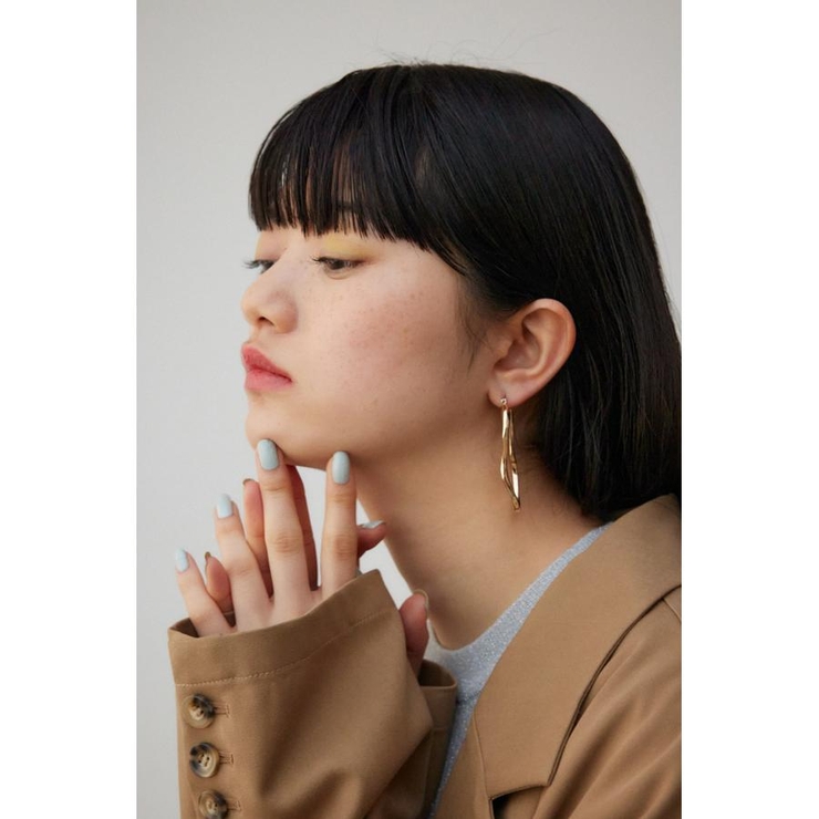 L/GLD1 | ニュアンスカーブビッグフープピアス | AZUL BY MOUSSY