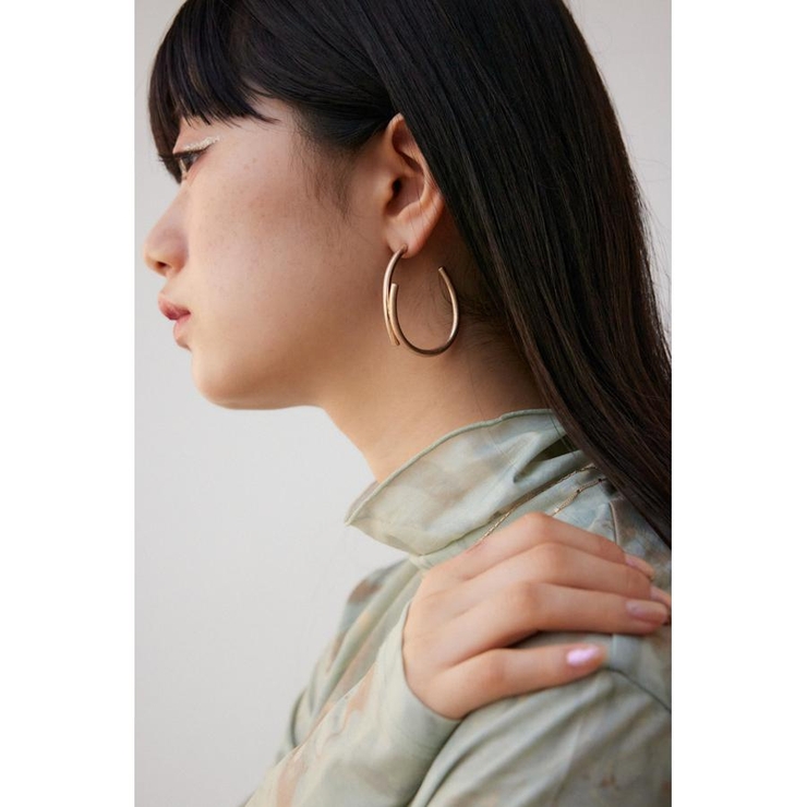 L/GLD1 | ダルメタルニュアンスビッグフープピアス | AZUL BY MOUSSY