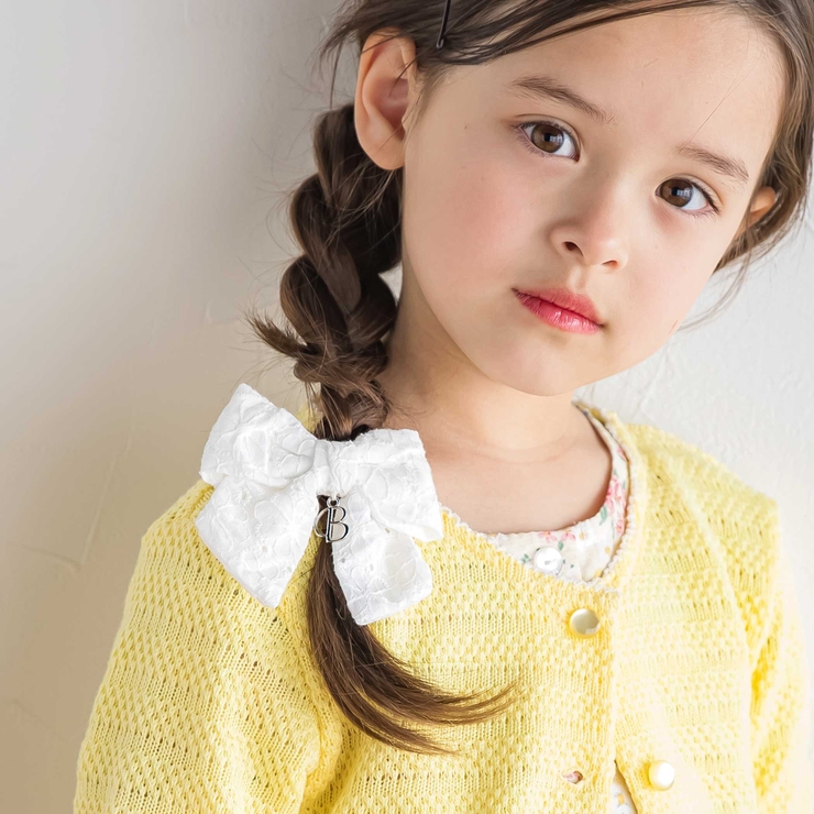 ホワイト | チャーム付きレースリボンヘアクリップ | BeBe