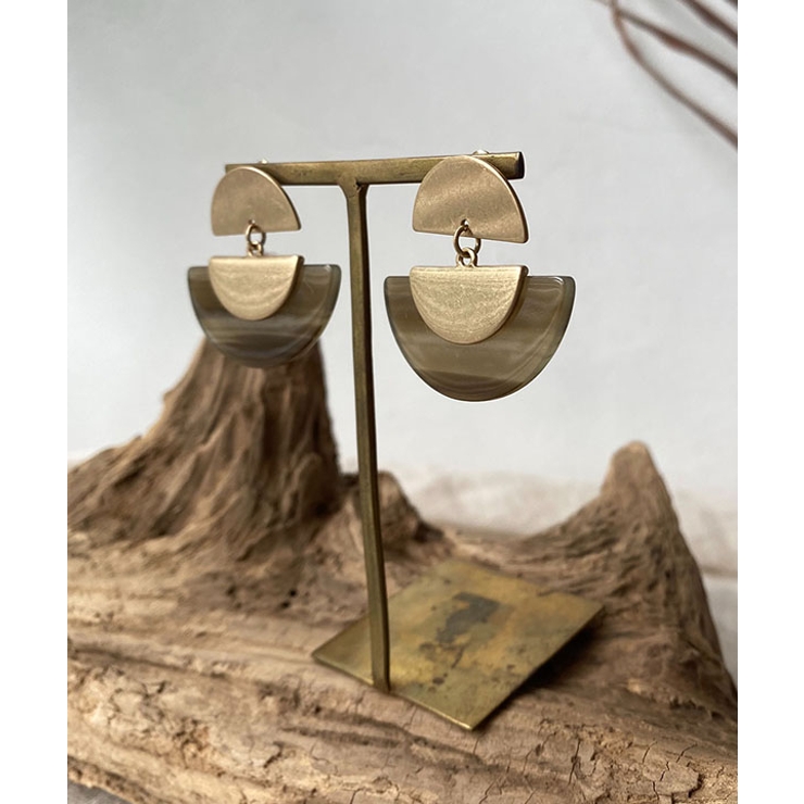 カーキ | ハーフラウンドピアス emouv ピアス | BUYSENSE