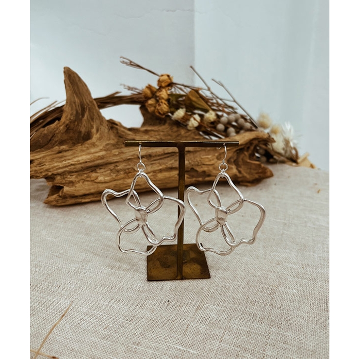 シルバー | フラワーフレームピアス emouv ピアス | BUYSENSE