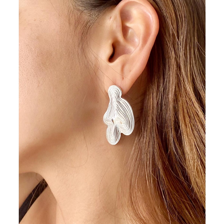 シルバー | メタリックデザインピアス emouv ピアス | BUYSENSE