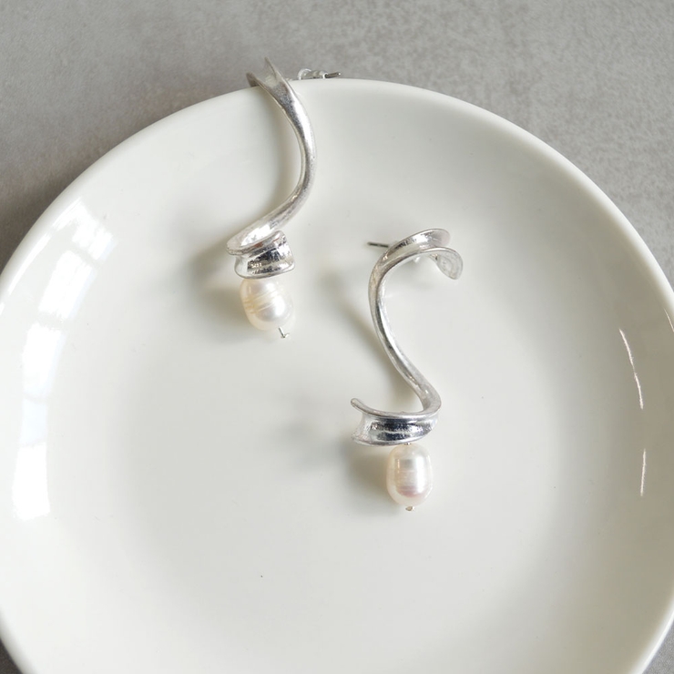 シルバー | パールツイストウェーブピアス emouv by | BUYSENSE