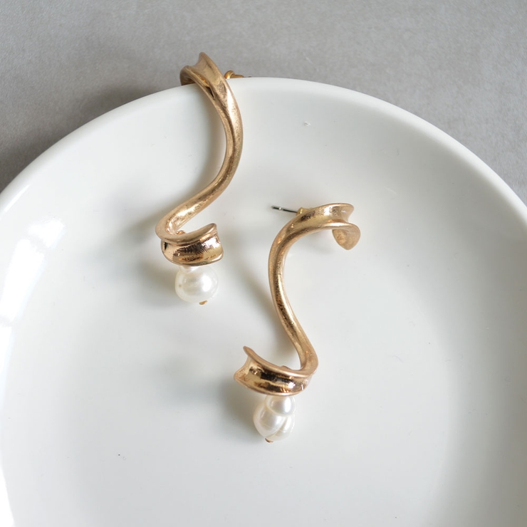 ゴールド | パールツイストウェーブピアス emouv by | BUYSENSE