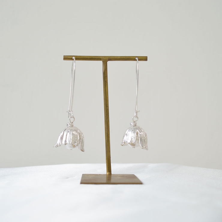 シルバー | チューリップパールピアス emouv by | BUYSENSE