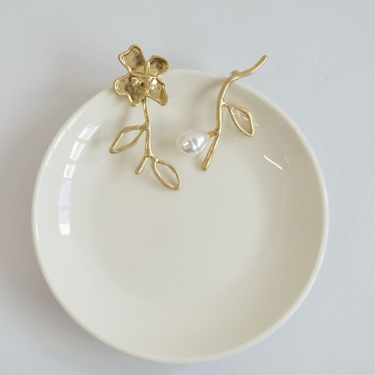 ゴールド | アシンメトリーフラワーピアス emouv by | BUYSENSE