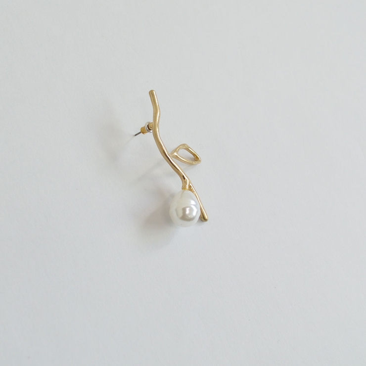 アシンメトリーフラワーピアス emouv by | BUYSENSE | 詳細画像3 