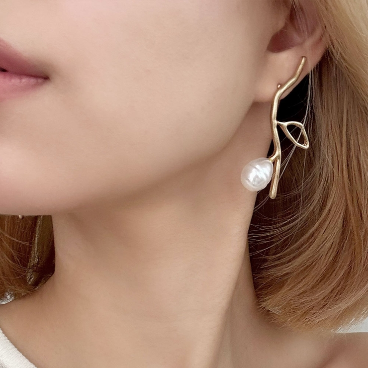 アシンメトリーフラワーピアス emouv by | BUYSENSE | 詳細画像5 