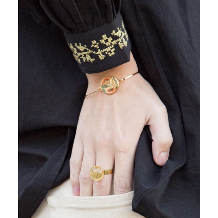 【欧州航路】【Fromチェコ】チェコボタンリアバングル ゴールド | アミナコレクション  | 詳細画像4 