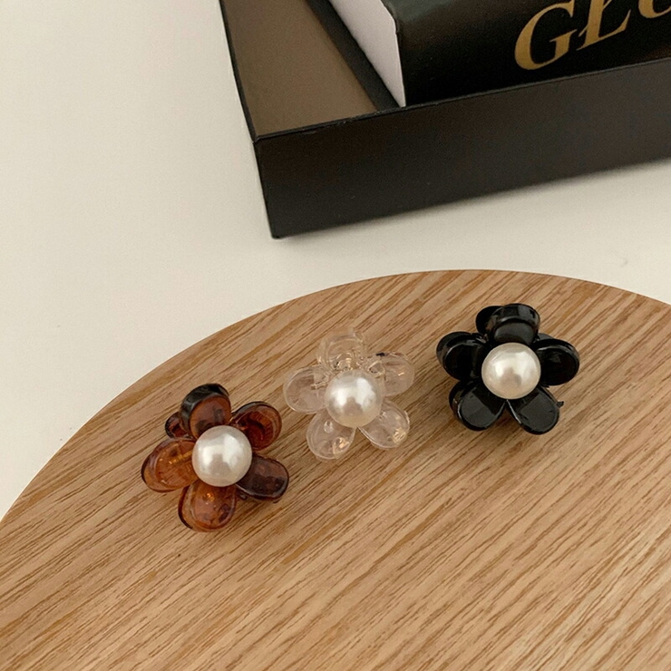 ミモザの小花達❤️パール雫チャーム付きお花のヘアクリップ❤️ ミモザの小花達❤️パール雫チャーム付きお花のヘアクリップ❤️