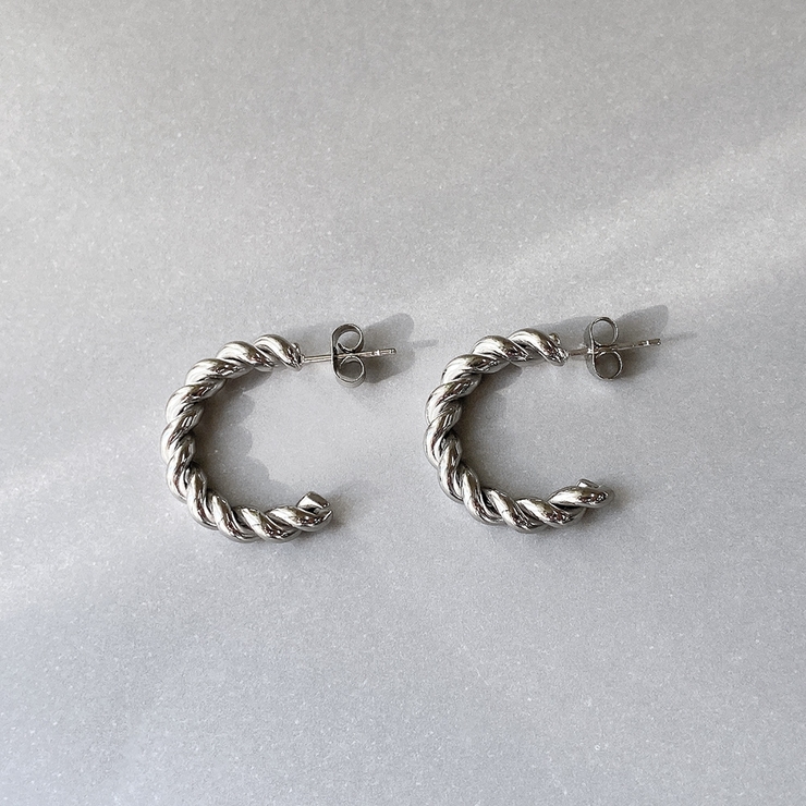 シルバー | C型ツイストフープステンレスピアス シルバーゴールドサージカルステンレス | FACION
