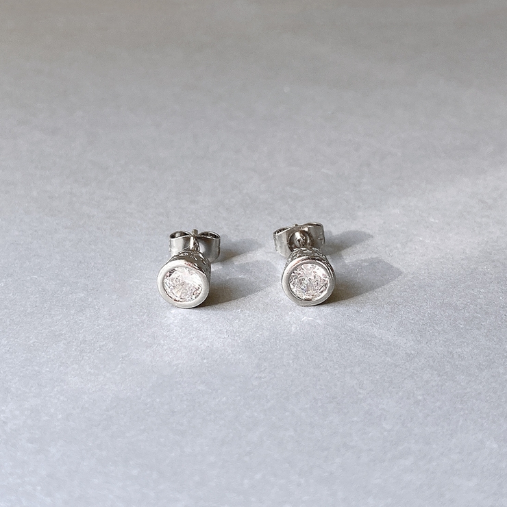シルバー | CZステンレス透かし枠スタッドピアス | FACION