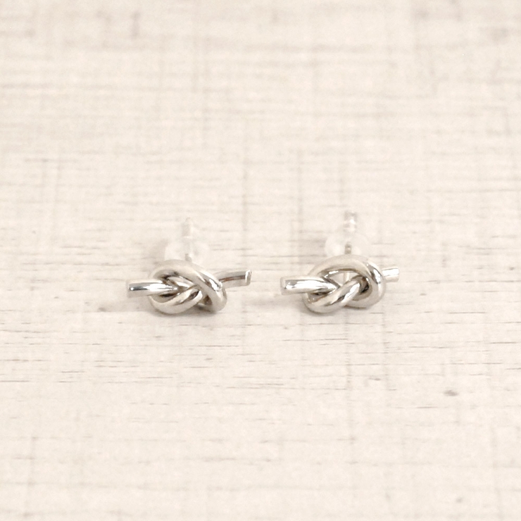 シルバー | ツイストノットメタルピアス シルバーゴールド結びプチプラ | FACION