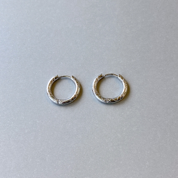 シルバー | スクラッチカットステンレスフープピアス 中折れ ワンタッチ 開閉式 | FACION