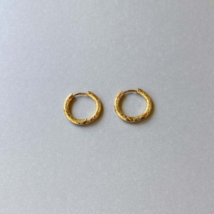 ゴールド | スクラッチカットステンレスフープピアス 中折れ ワンタッチ 開閉式 | FACION