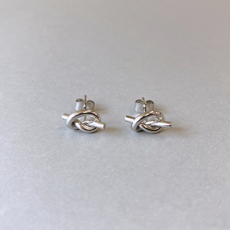 シルバー | ノットメタルステンレススタッドピアス  サージカルステンレス316L 結び | FACION