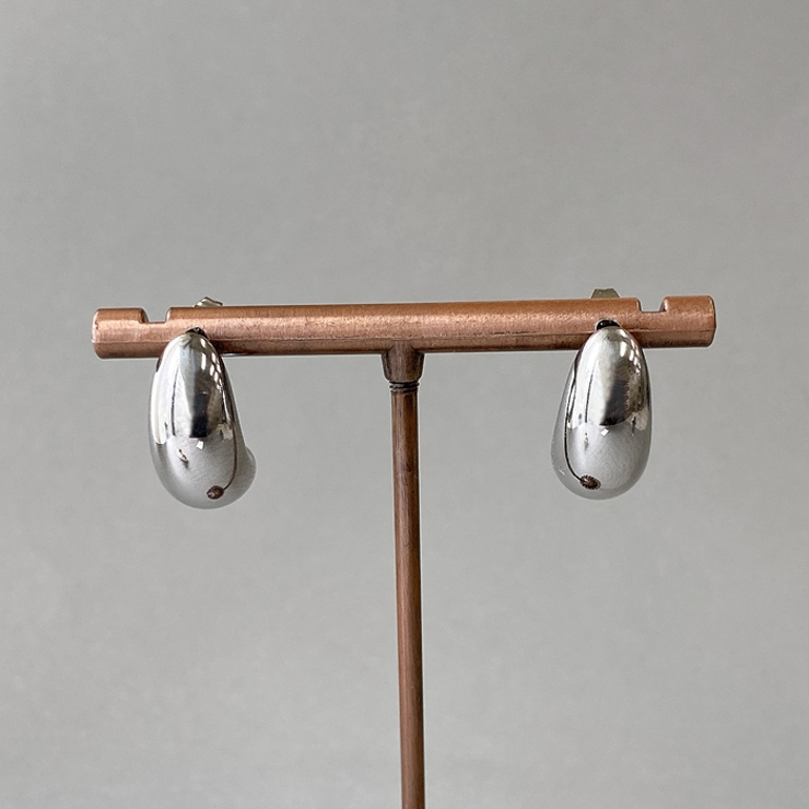 シルバー | ドロップデザインステンレスピアス アレルギー対応 つけっぱなし | FACION