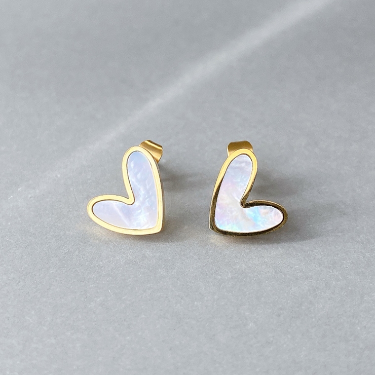 ホワイト | シェル風ハートステンレスピアス アレルギー対応 つけっぱなし | FACION