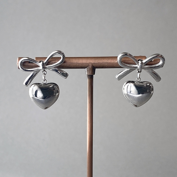 シルバー | リボン＆ハートステンレスピアス アレルギー対応 つけっぱなし | FACION