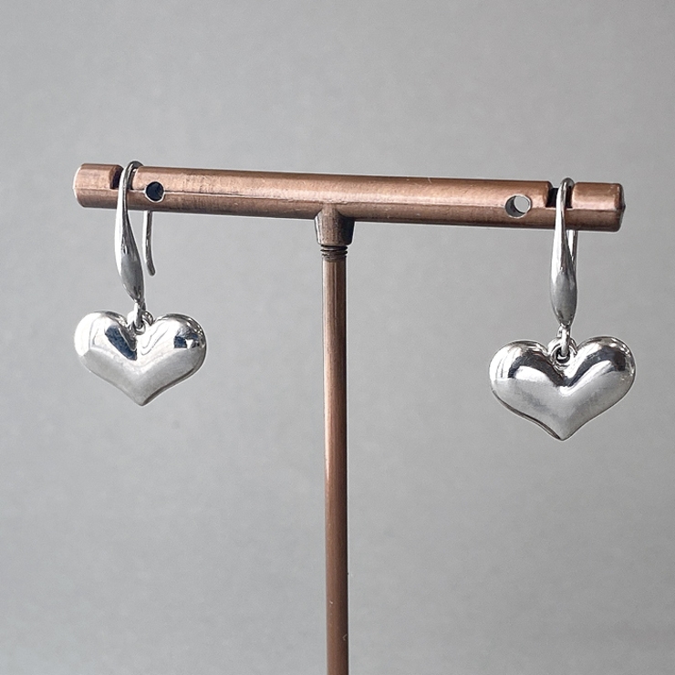 シルバー | プランプハートステンレスフックピアス アレルギー対応 つけっぱなし | FACION