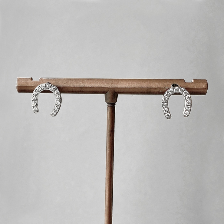 シルバー | 馬蹄ホースシューCZステンレスピアス 馬 アレルギー対応 | FACION