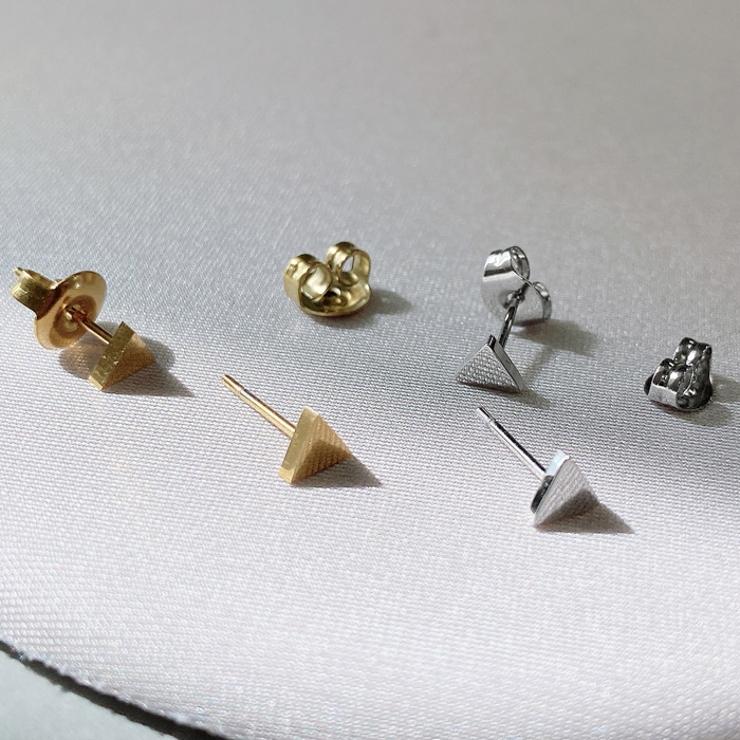 ミニトライアングルステンレスピアス つけっぱなし 小ぶり | FACION | 詳細画像2 