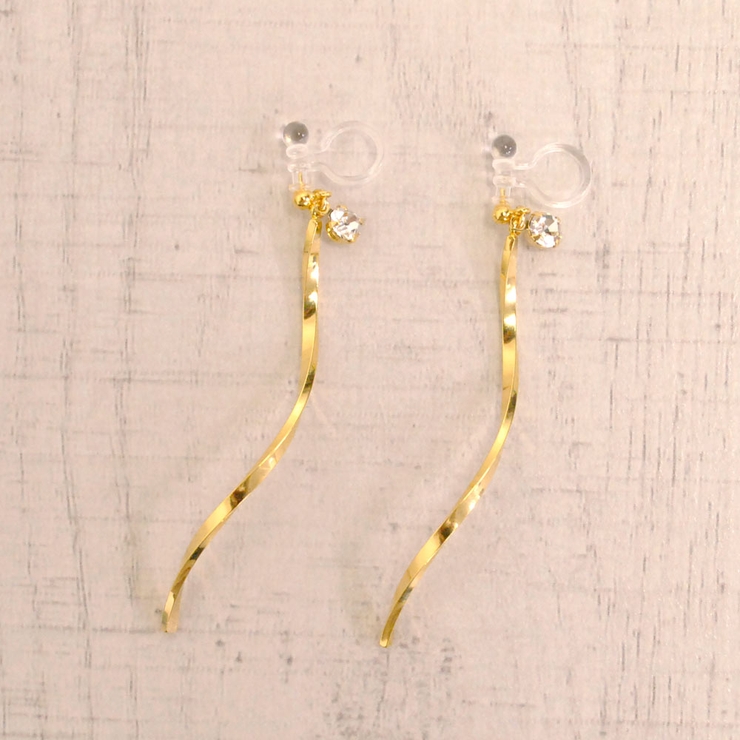 ゴールド | ウェーブラインバー樹脂イヤリング ノンホールピアス シンプル | FACION