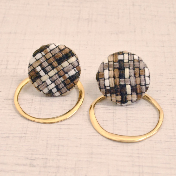ブラウン | チェック編みボタン2WAYピアス アンティーク ビンテージ | FACION
