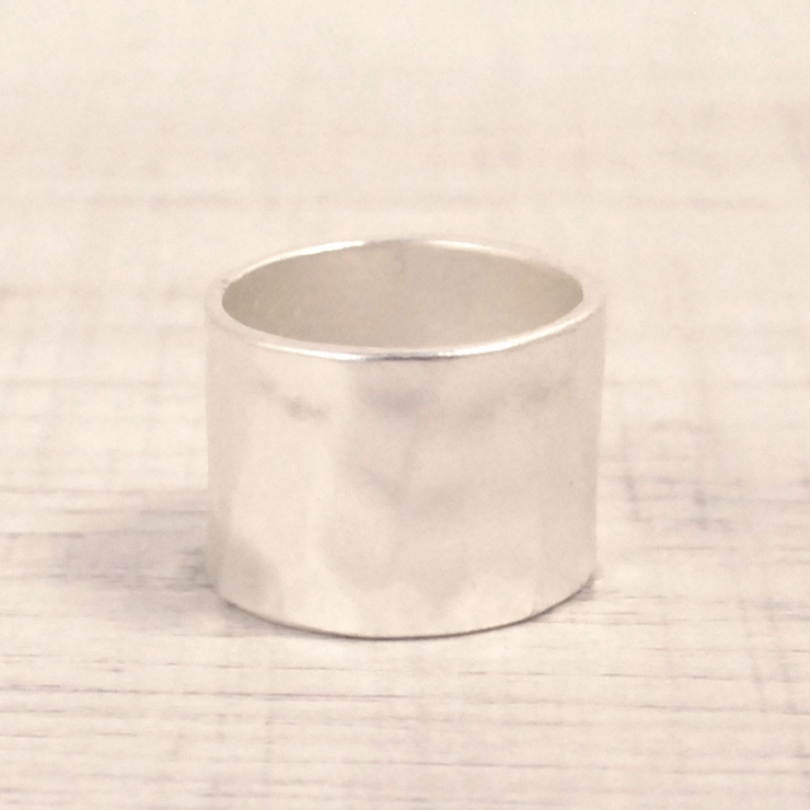 シルバー | 幅広エンボスソフトメタルリング 指輪 シルバー | FACION