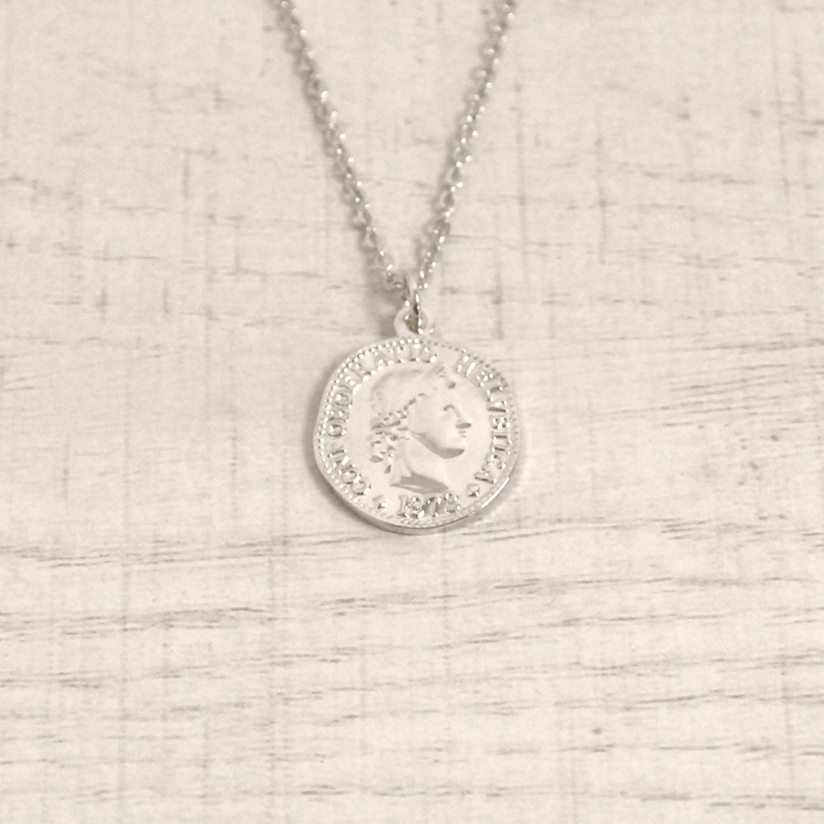 シルバー | ニュアンスメダルコインネックレス 英国女王ペンダント | FACION