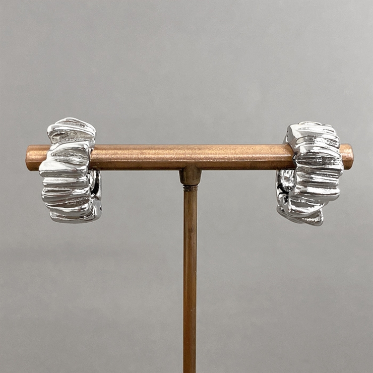 シルバー | バンピークリップ式イヤリング 両耳用 大ぶり | FACION