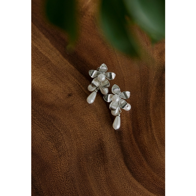 シルバー | niana ニアナ メタルフラワーパールイヤリング | Fashion Letter