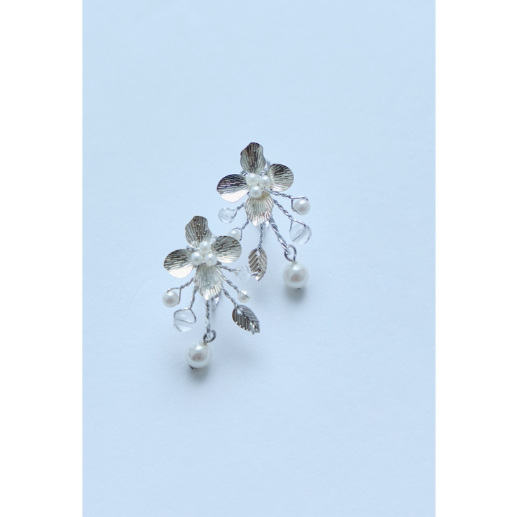 シルバー | niana ニアナ メタルフラワーパールイヤリング | Fashion Letter