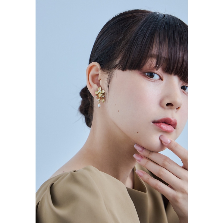 ゴールド | niana ニアナ メタルフラワーパールイヤリング | Fashion Letter