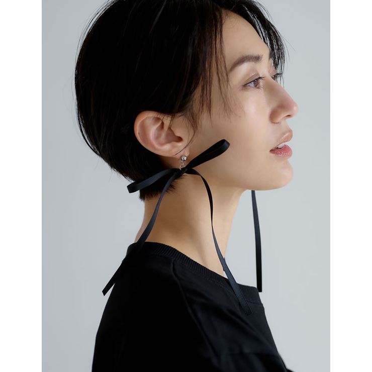 ブラック(001) | [神山まりあさん着用]サテンリボンピアス | Re:EDIT