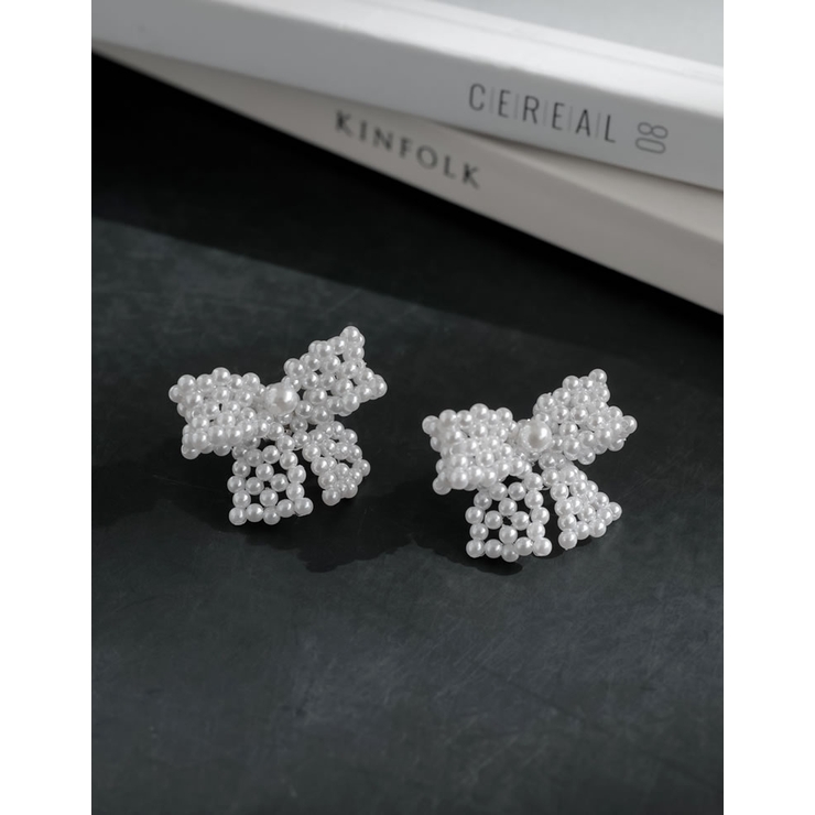 ホワイト(502) | [MEISM by Re:EDIT]フェイクパールリボンモチーフピアス | Re:EDIT