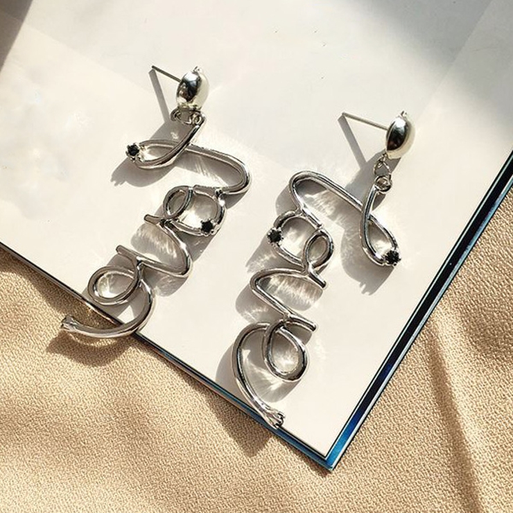 LOVE 文字 ピアス[品番：GLJA0000321]｜gulamu jewelry （グラム