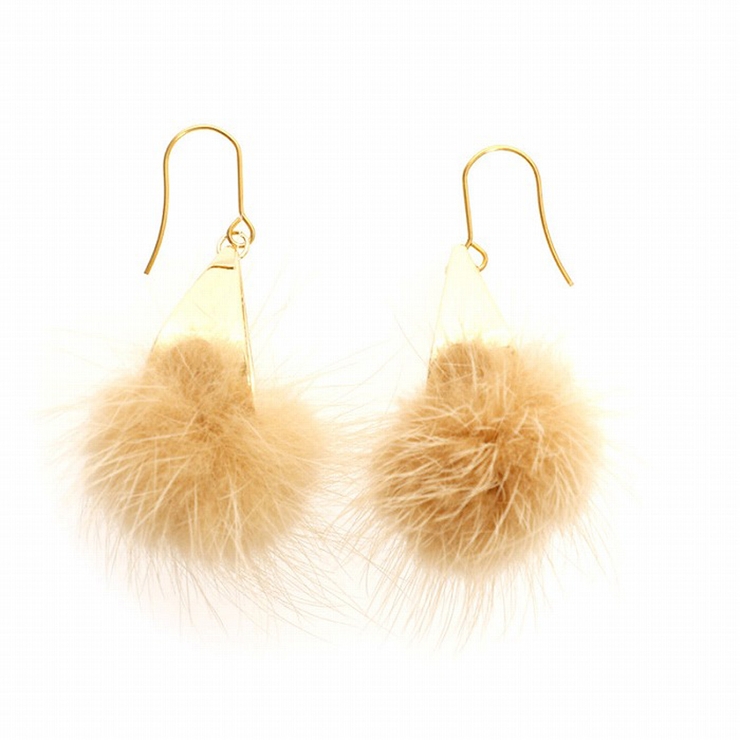 ベージュ | ピアス サージカルステンレス トライアングルロール＆ファーチャーム | ピアス専門店HOMESLICEPRODUCTIONS